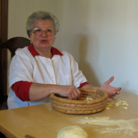 Großmutter Angela bereitet cavatelli