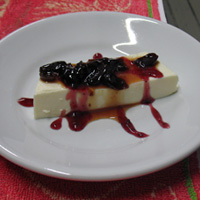 Panna cotta garniert mit Kirschmarmelade